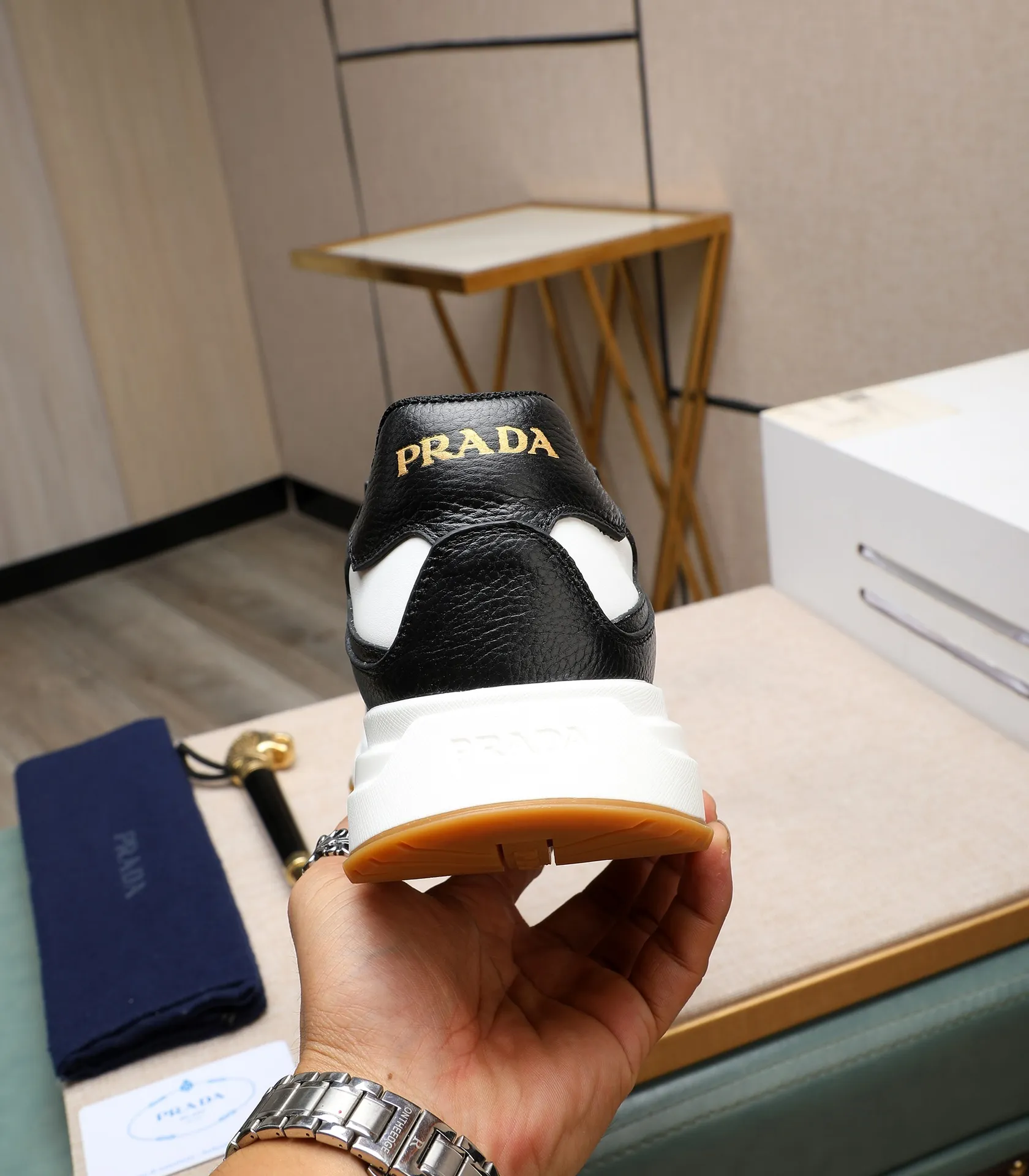 Men's shoes 💰580 high version official website popular models are on the market, 🆘 trendy brand (Prada) mainly promotes popular models, avant-garde and versatile fashionable men's shoes private version mold opening, cowhide surface splicing 1:1 replica... fashionable and simple, original imported cowhide lining cowhide feet; the atmosphere and personality are more fashionable, eye-catching and pursuing class. It will subvert the old idea and be a must-have for fashion trendsetters with you! Must keep it for yourself! Tall and comfortable, large and low, high-end quality workmanship. Size: 38-45; 3️⃣colors available.
